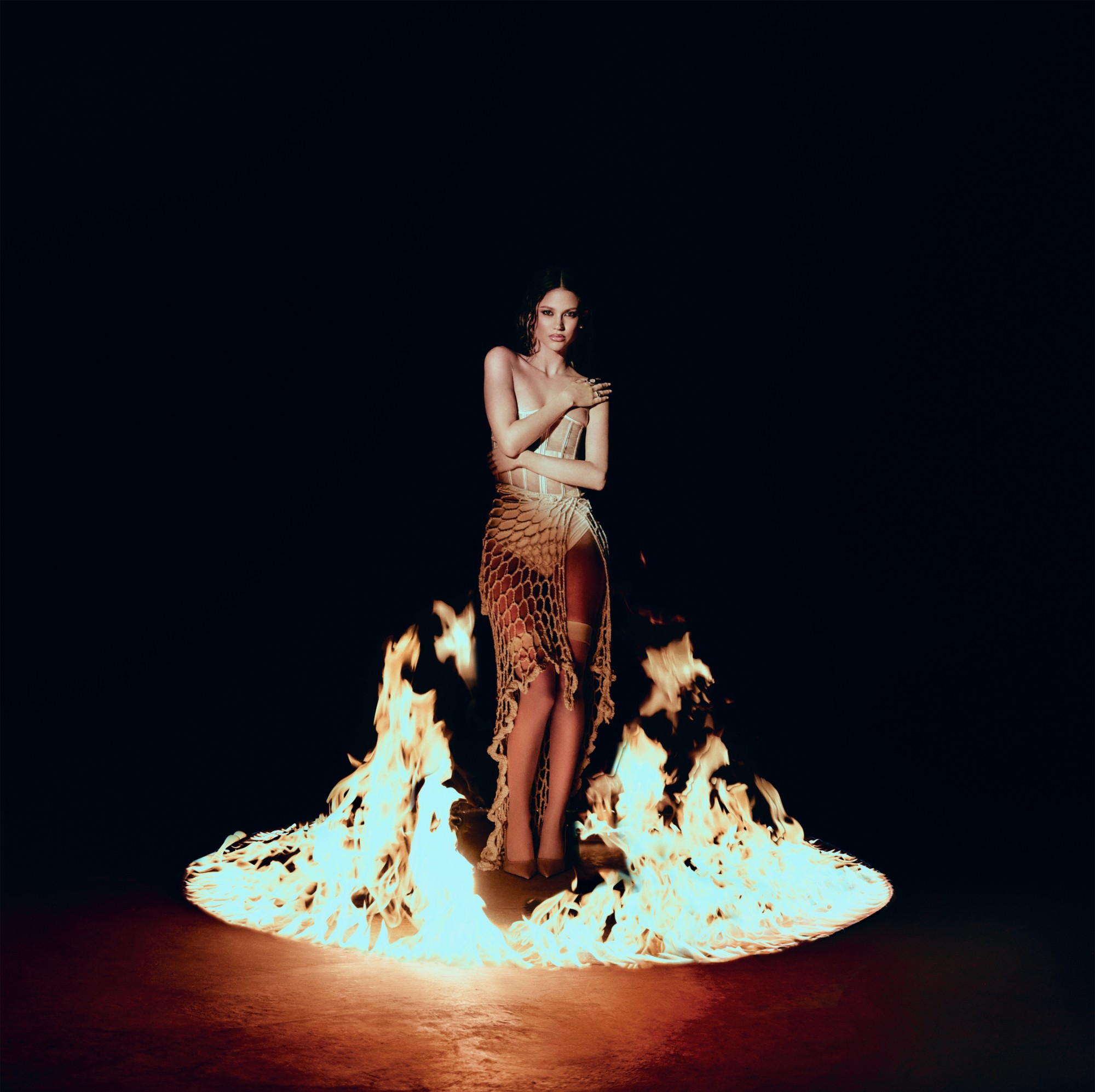 Olivia Wald envuelta en fuego, campaña Otra Que Arde